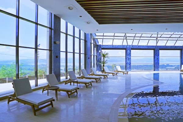 2 albercas techadas, acceso de 10:00 a 22:00, y camastros