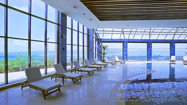2 piscines couvertes, chaises longues