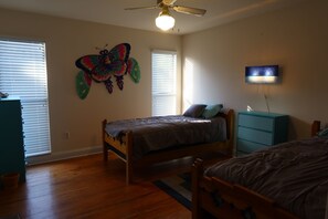 Room - Winter retreat on the water in Florida sunshine!  Dock & pool are ready for you! (Bradenton)