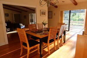 Dining - Winter retreat on the water in Florida sunshine!  Dock & pool are ready for you! (Bradenton)