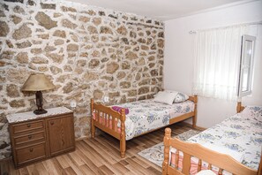 2 quartos, ferros/tábuas de passar roupa, berço de viagem