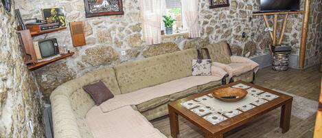 Een televisie en een open haard