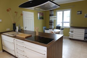 Réfrigérateur, un four, surface de cuisson, lave-vaisselle