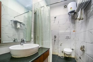 Suihku, sadesuihkupää, ilmaiset hygieniatuotteet, tohvelit