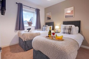 3 chambres, bureau, fer et planche à repasser, lit de bébé portatif