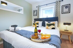 3 bedrooms, desk, iron/ironing board, travel crib