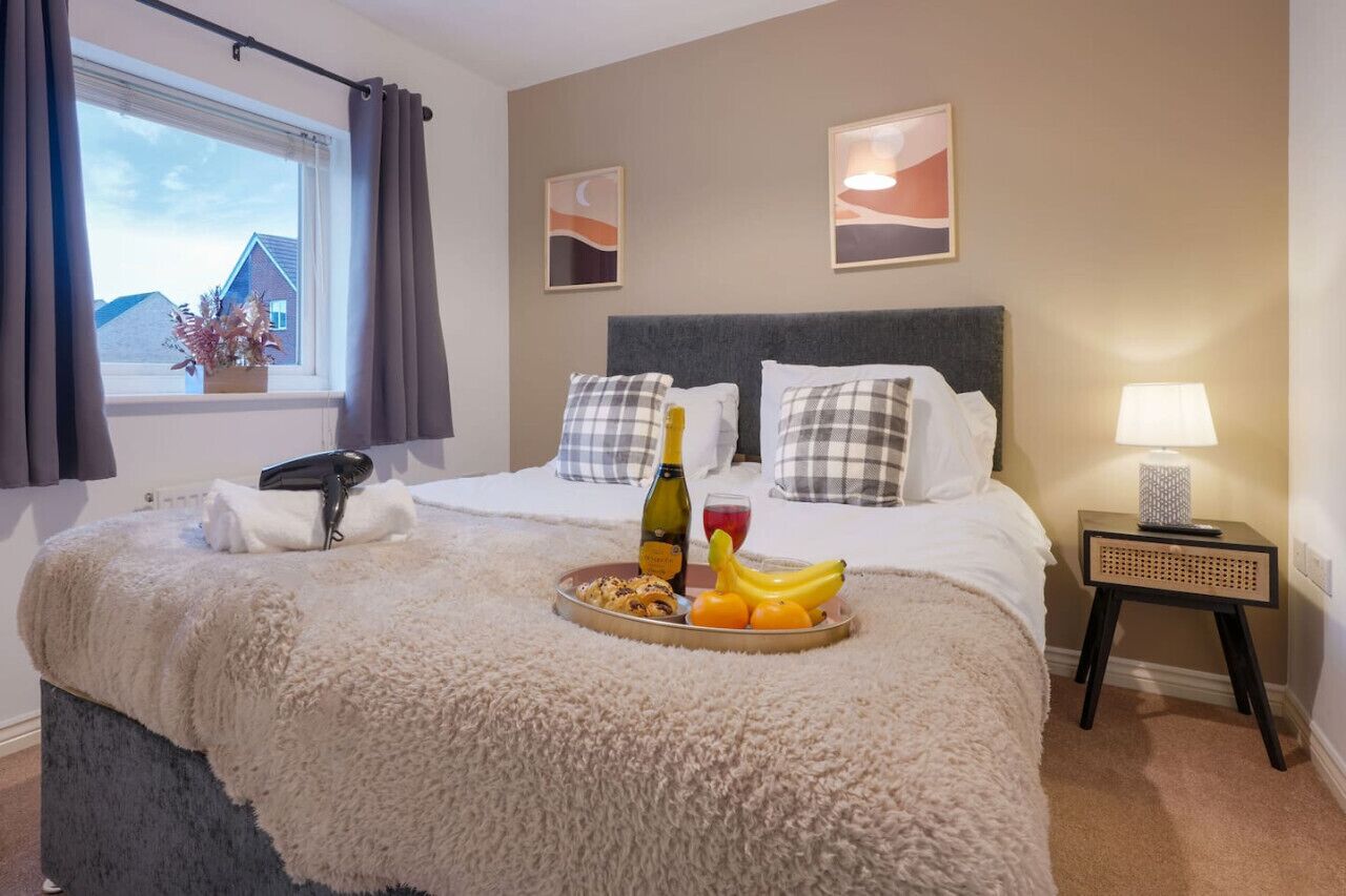 3 bedrooms, desk, iron/ironing board, travel cot