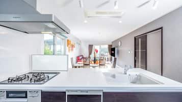 Casa Deluxe, 3 habitaciones, para no fumadores (Private Vacation Home) | Cocina privada | Refrigerador, microondas, parrilla de estufa y tetera eléctrica