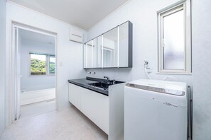 豪華獨棟房屋, 3 間臥室, 非吸煙房 (Private Vacation Home) | 浴室 | 獨立浴缸和淋浴設備、免費盥洗用品、吹風機、拖鞋