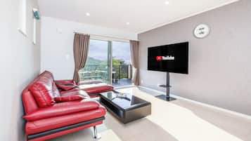 Private Vacation Home, Non Smoking | Living area | Flat-screen TV