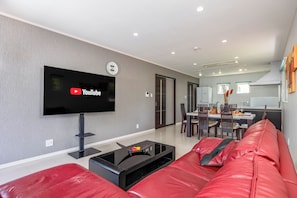 Casa luxo, 3 quartos, para não fumantes (Private Vacation Home) | Área de estar | TV de tela plana