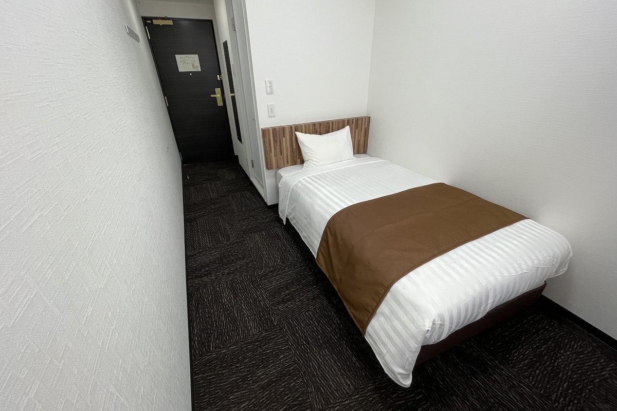 Single Room, Non Smoking (1) | Iron/ironing board, free WiFi