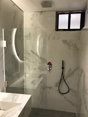 Bruser, hårtørrer, bidet, håndklæder