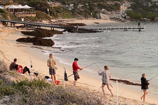 Una spiaggia nelle vicinanze, lettini da mare, teli da spiaggia