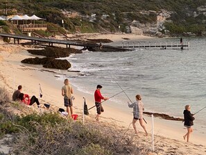Playa en los alrededores, camastros y toallas de playa 