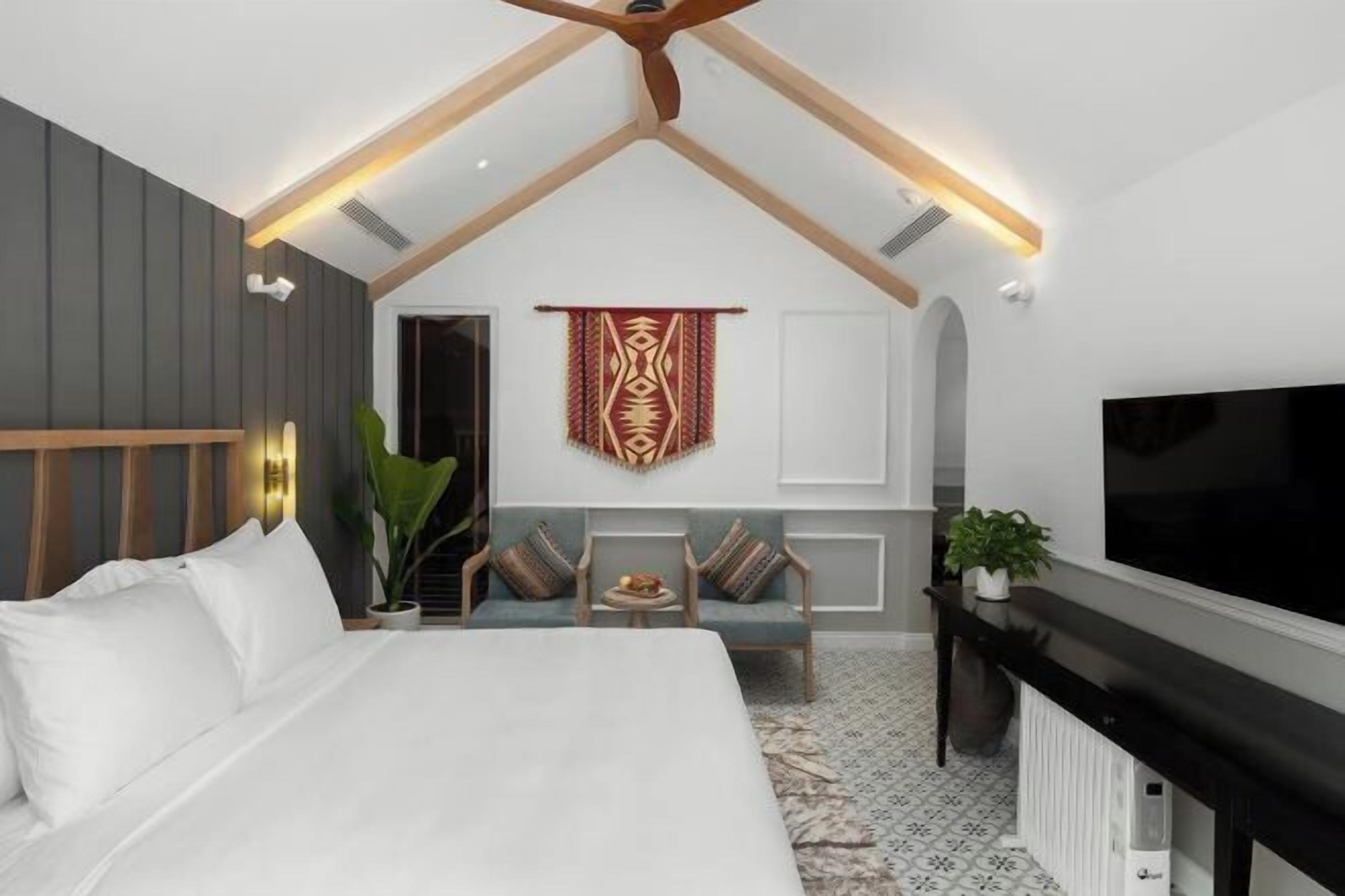 Minibar, coffres-forts dans les chambres, bureau