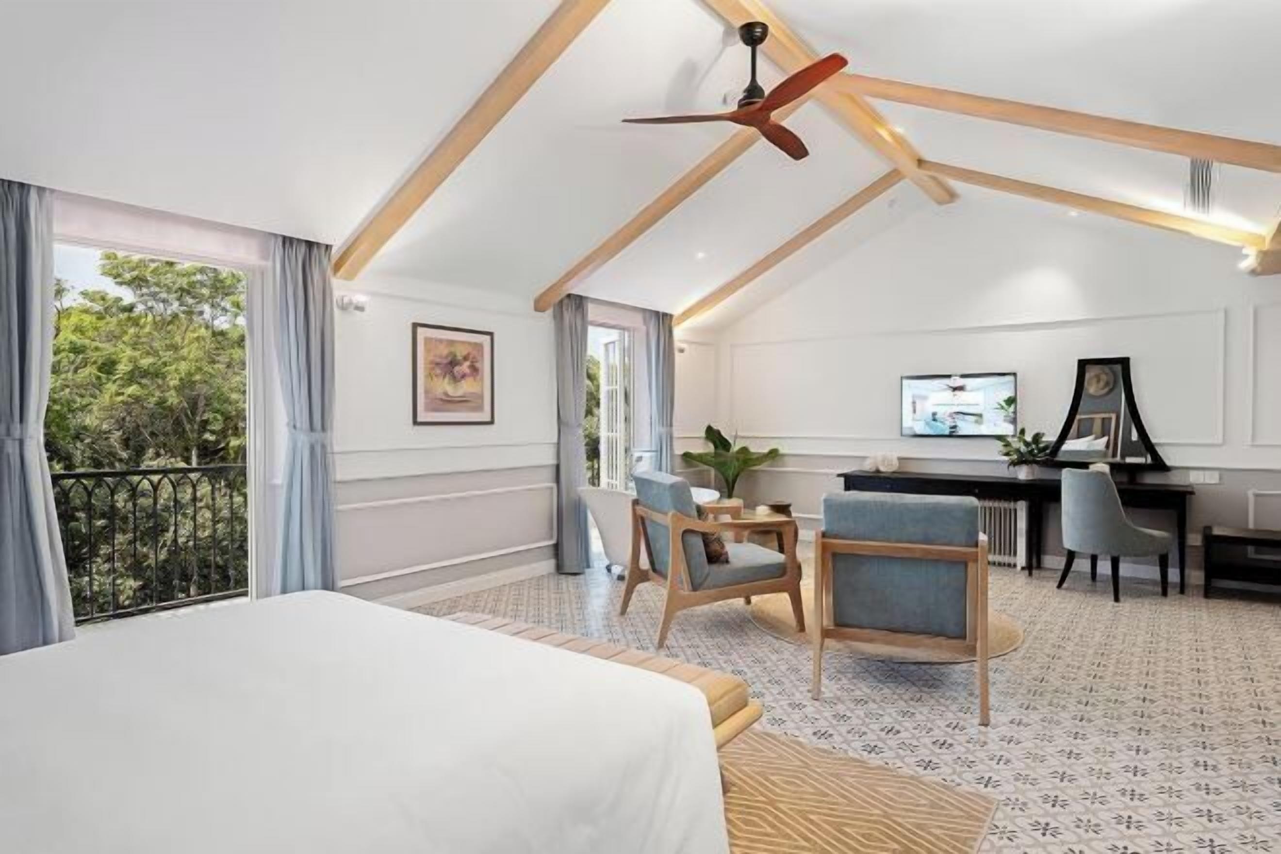 Minibar, coffres-forts dans les chambres, bureau