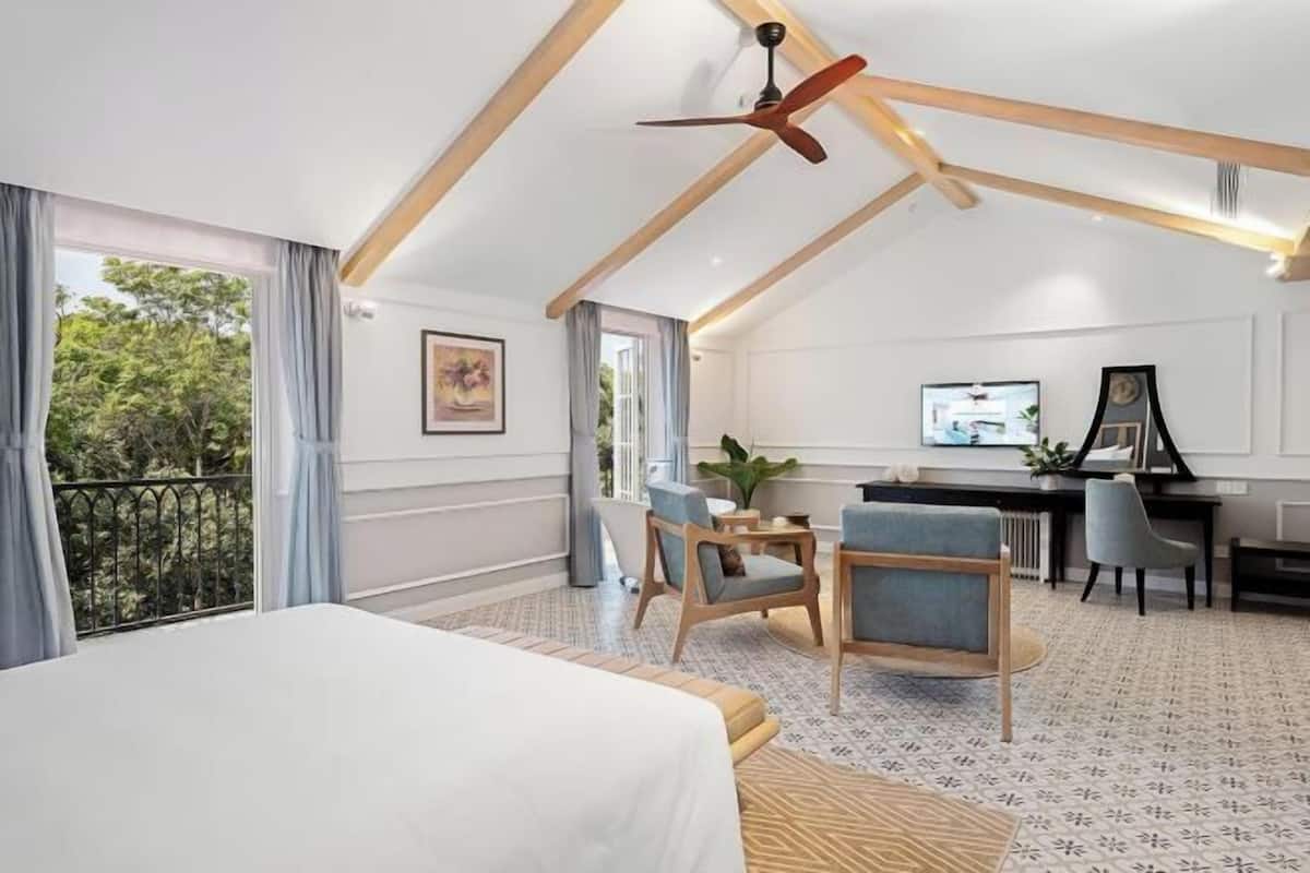 Minibar, coffres-forts dans les chambres, bureau