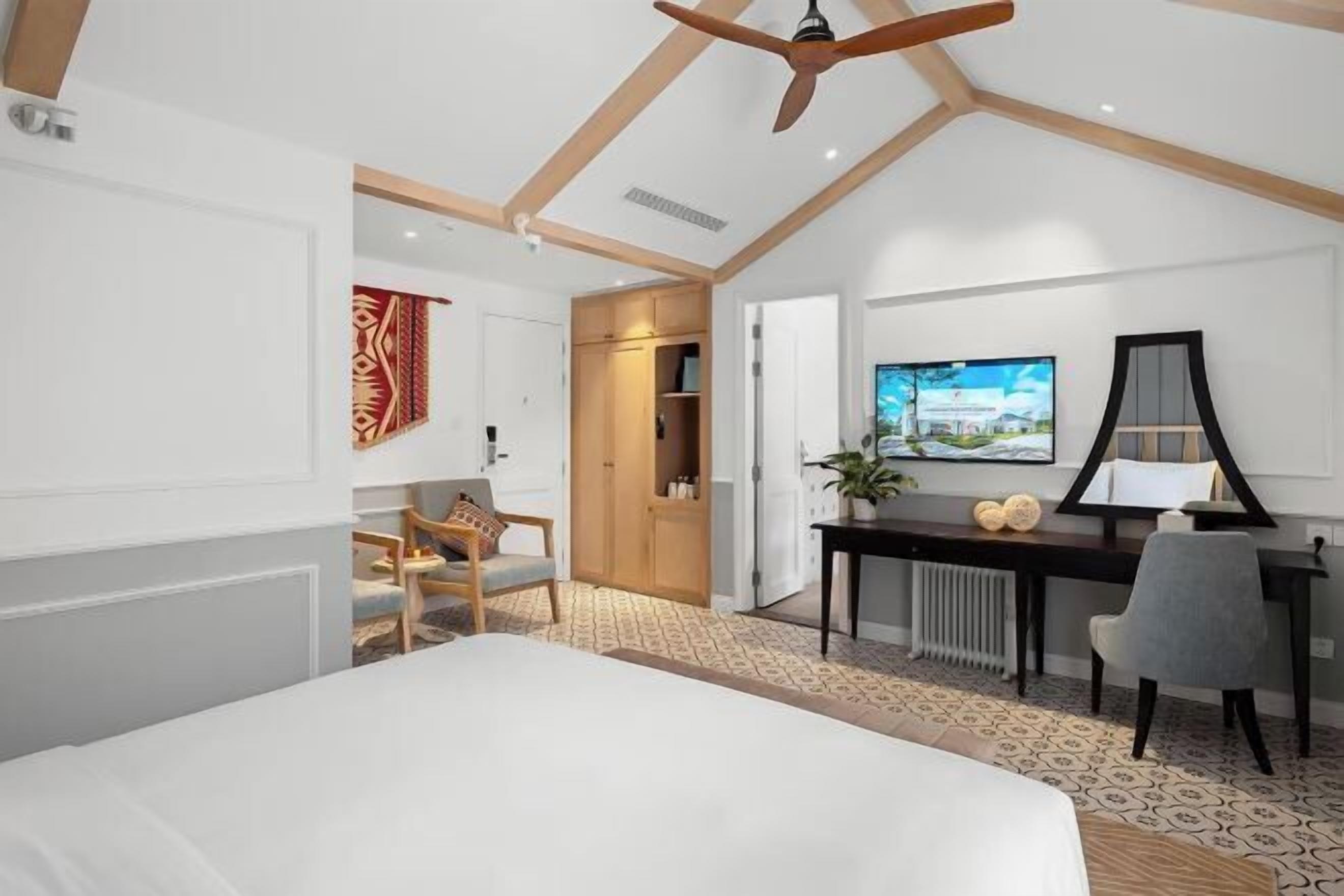 Minibar, coffres-forts dans les chambres, bureau