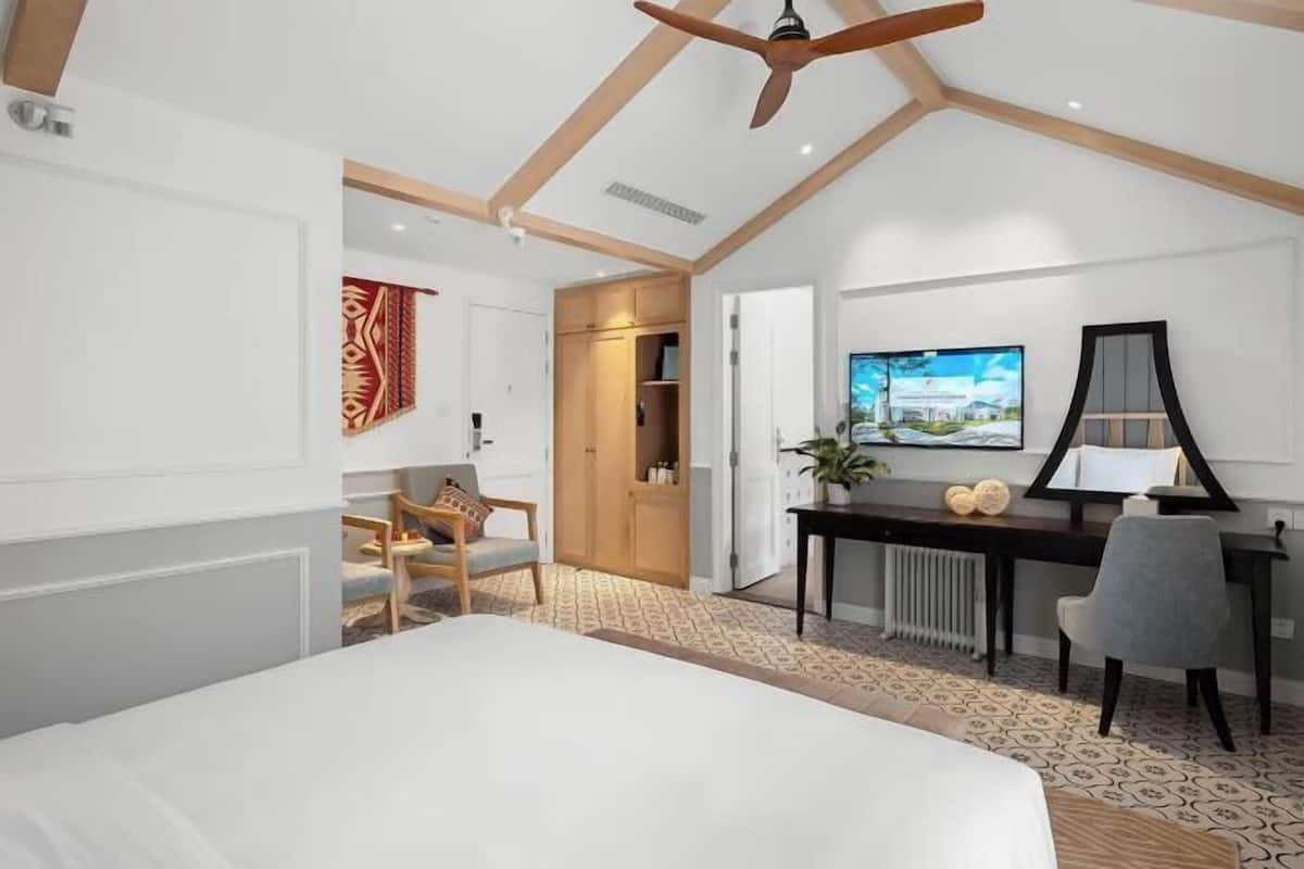 Minibar, coffres-forts dans les chambres, bureau