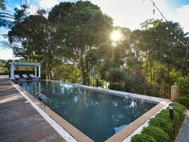 Piscina con borde infinito