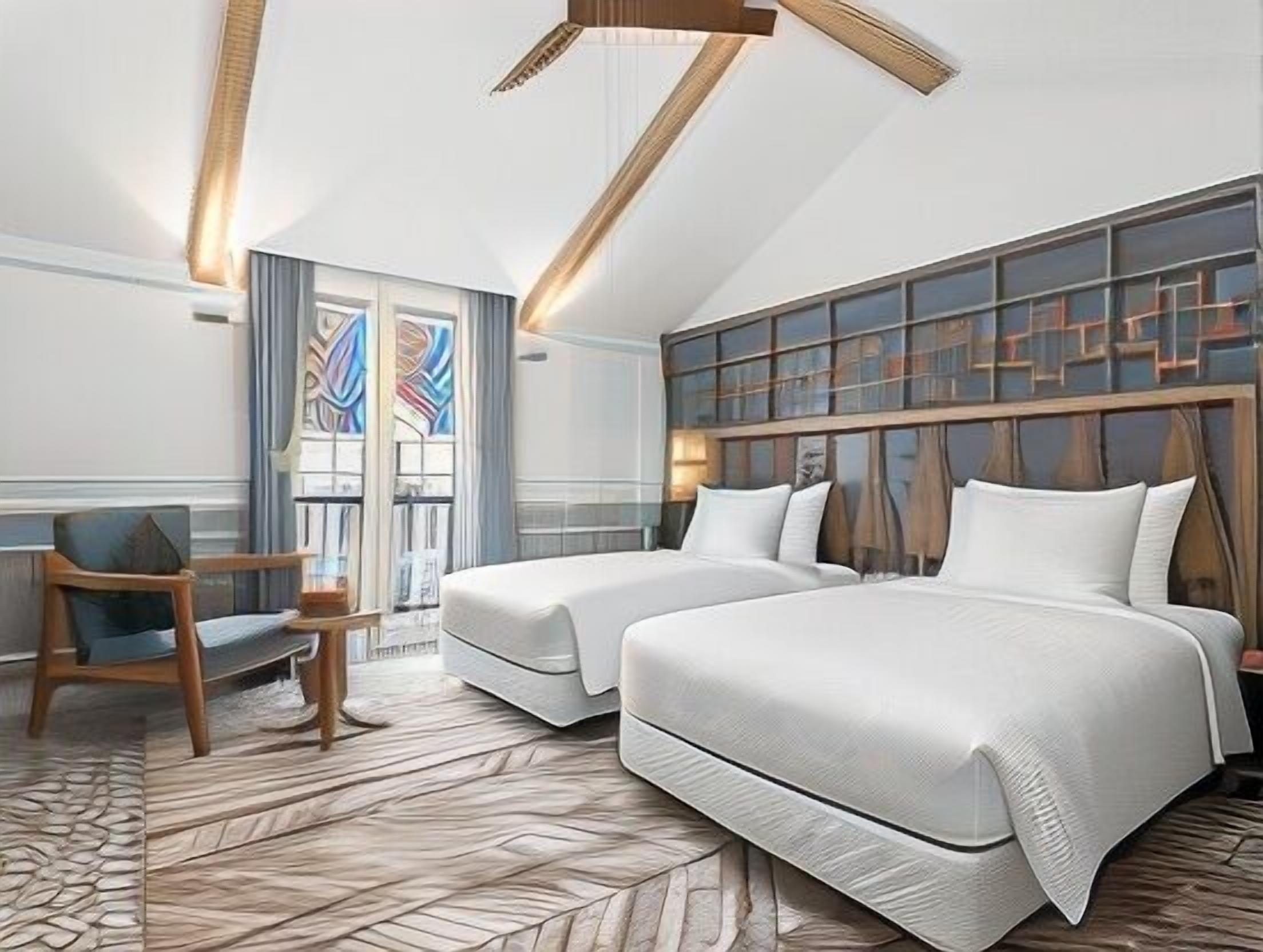 Minibar, coffres-forts dans les chambres, bureau