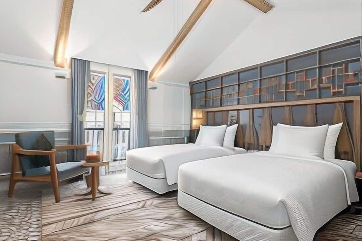 Minibar, coffres-forts dans les chambres, bureau