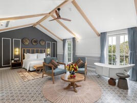 Habitación Grand | Minibar, caja fuerte, escritorio y tabla de planchar con plancha