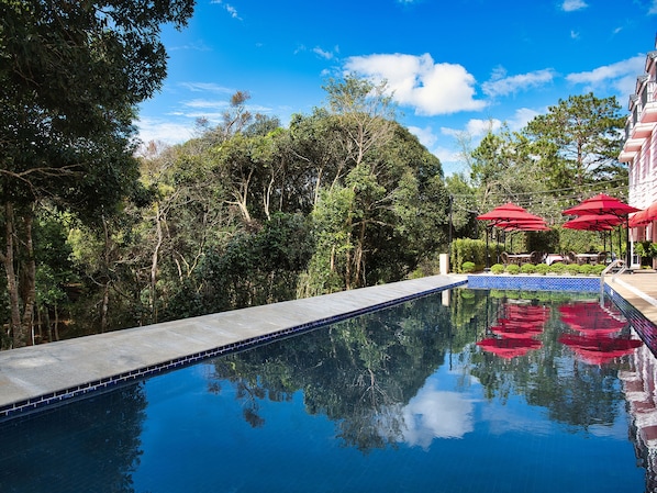 Piscina de vora infinita
