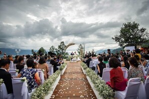 Outdoor banquet area - Niagara Hotel Lake Toba & Resorts (Parapat)