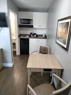 Private kitchen - Suburban Studios Stuart Near Federal Hwy 1 (Stuart)