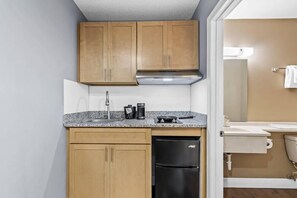 Private kitchen - Suburban Studios Stuart Near Federal Hwy 1 (Stuart)