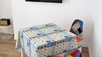 Een kluis op de kamer, een strijkplank/strijkijzer, gratis wifi