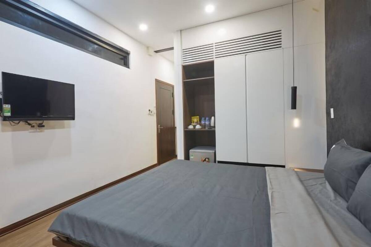Minibar, desk, laptop workspace, blackout drapes