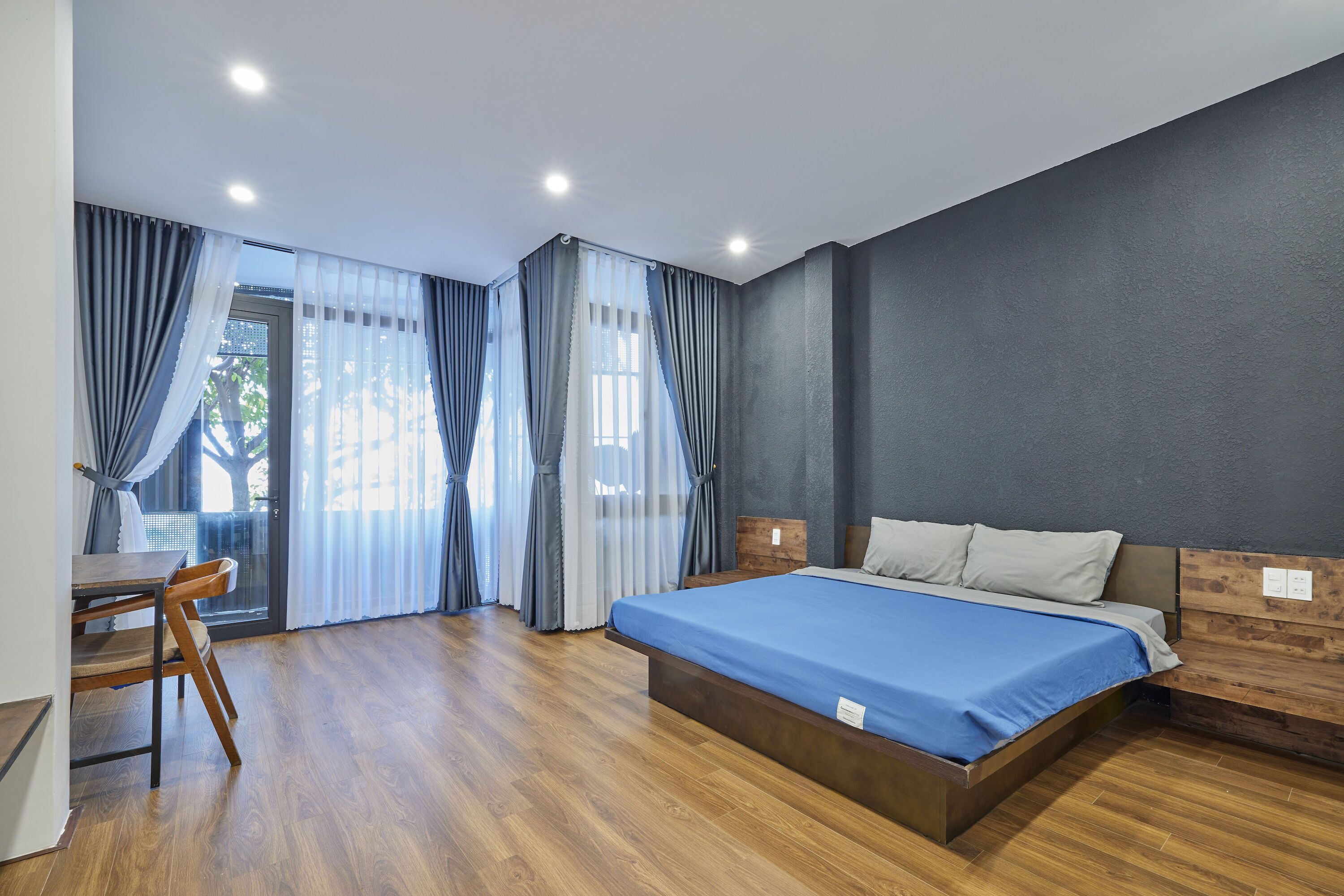 Ein Schlafzimmer mit einem hölzernen Bett, einem Schreibtisch und einem Stuhl.