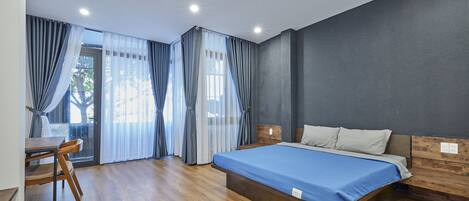 Ein Schlafzimmer mit einem hölzernen Bett, einem Schreibtisch und einem Stuhl.