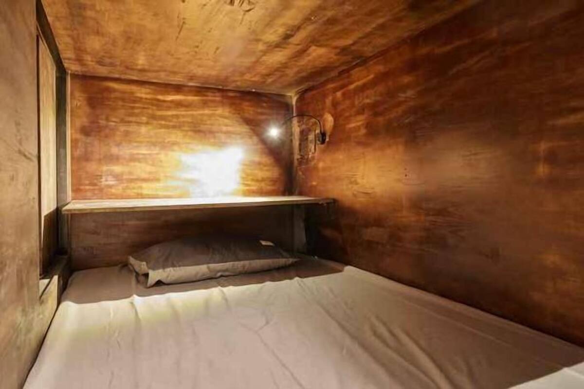 Minibar, escritorio y espacio para trabajar con laptop