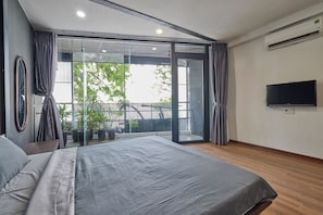 Chambre familiale, balcon, vue sur le fleuve | Minibar, bureau, espace de travail pour ordinateurs portables