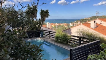 Een buitenzwembad en een verwarmd zwembad