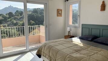 3 slaapkamers, een strijkplank/strijkijzer, gratis wifi, beddengoed