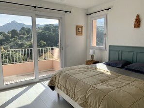 3 slaapkamers, een strijkplank/strijkijzer, gratis wifi, beddengoed