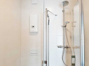 Een douche, een haardroger, handdoeken, zeep