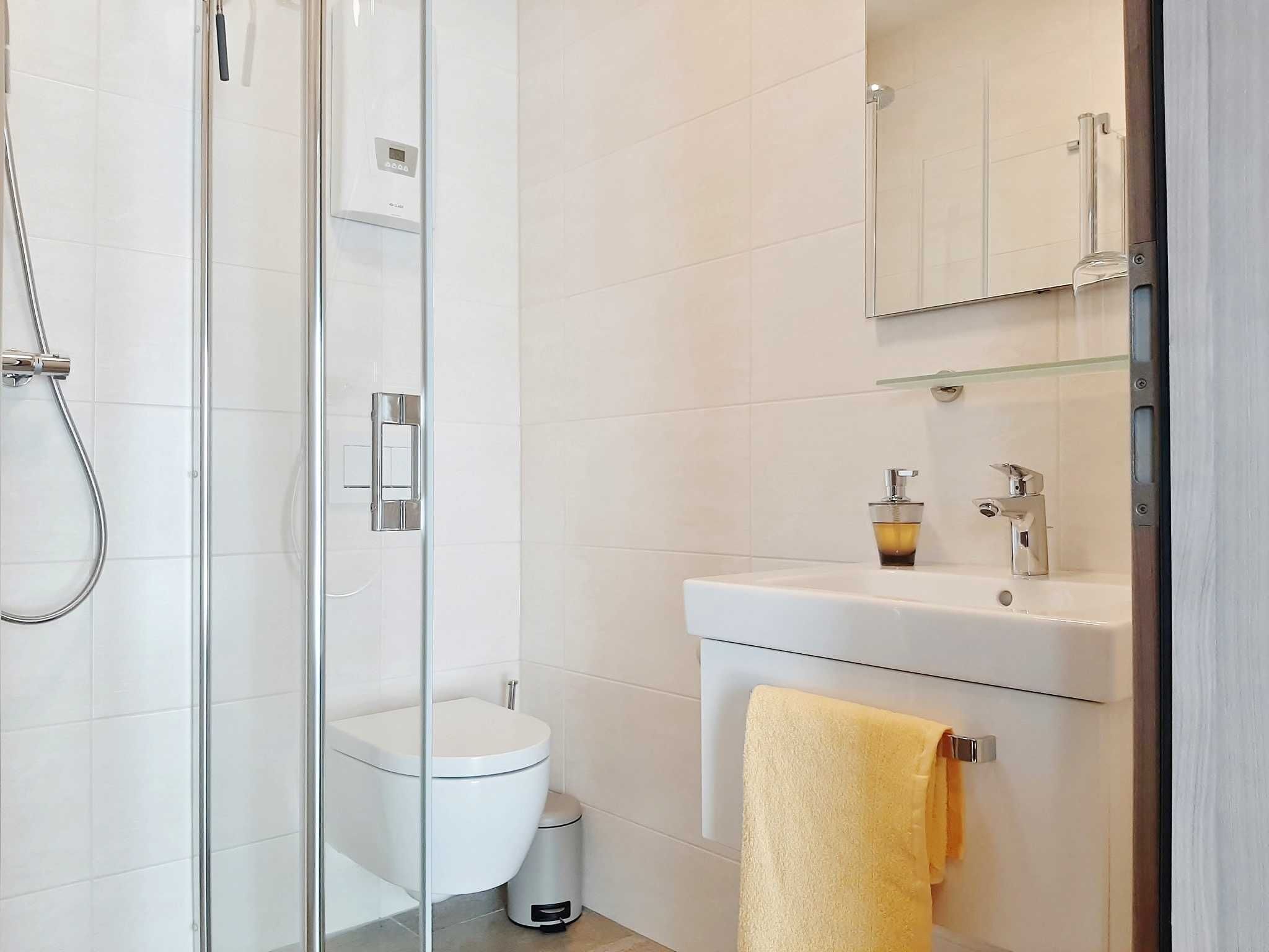 Douche, sèche-cheveux, serviettes fournies, savon