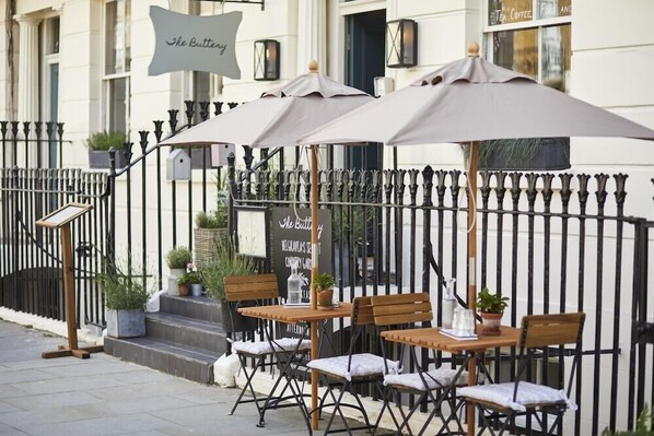 Outdoor dining - Lime Tree Hotel (London)