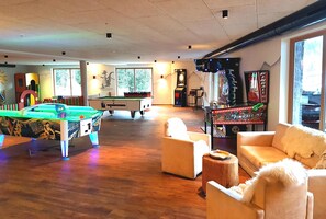 Sala de lleure amb taula de bitlles, futbolí i billar.