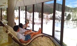 A room with large windows offering a view of a snowy landscape. - Feuriger Tatzlwurm Berghotel & Spa BW Signature (Oberaudorf)
