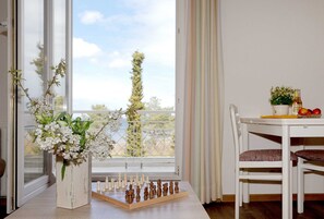 Unclassified image, 3 of 8, button