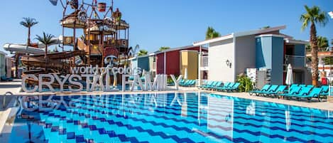 Piscina stagionale all'aperto, ombrelloni da piscina, lettini