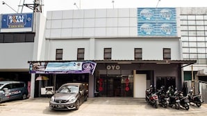A building with a sign for 'ROYAL FOAM' and 'BIGLAND NAPOLLY' on the upper floor. - Super OYO Capital O 3463 Cimahi Guest House (Cimahi)