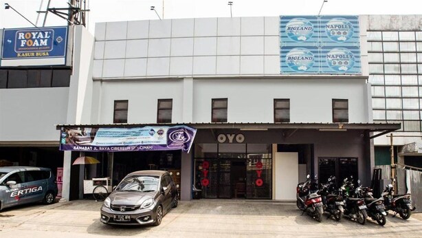 Un edificio con un letrero que indica 'ROYAL FOAM' y 'BIGLAND NAPOLLY' en el piso superior.